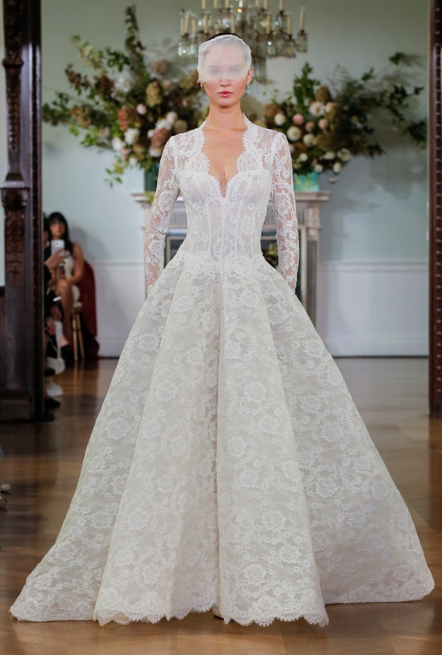 الكورسيه بالدانتيل من عروض مونيك لولييه