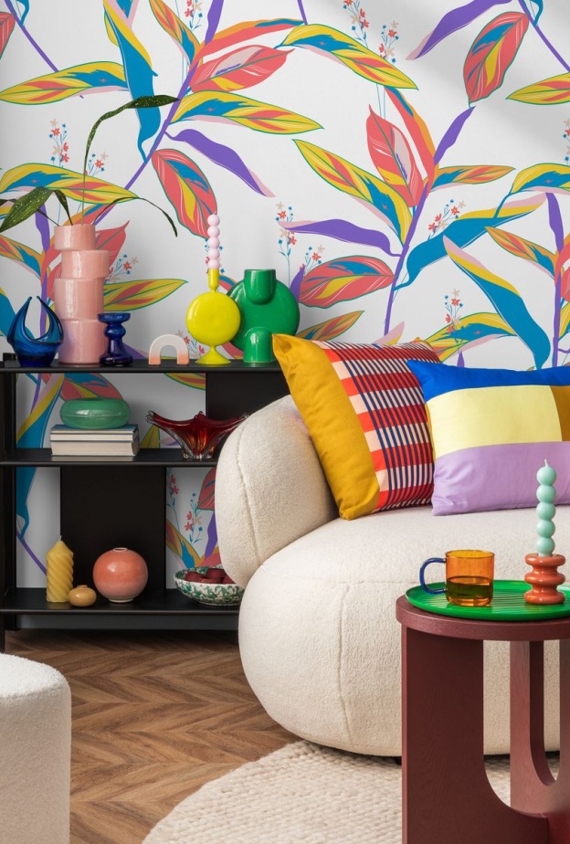 تبرز صيحة الـ Pop of Color كلمسة ديكورية جريئة على غرف الجلوس