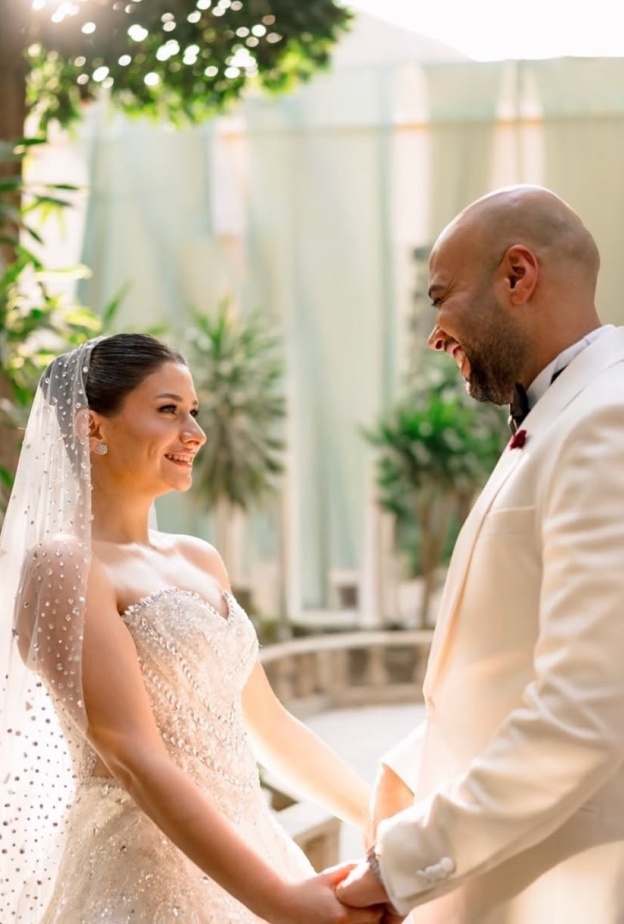 حاتم صالح مع عروسته