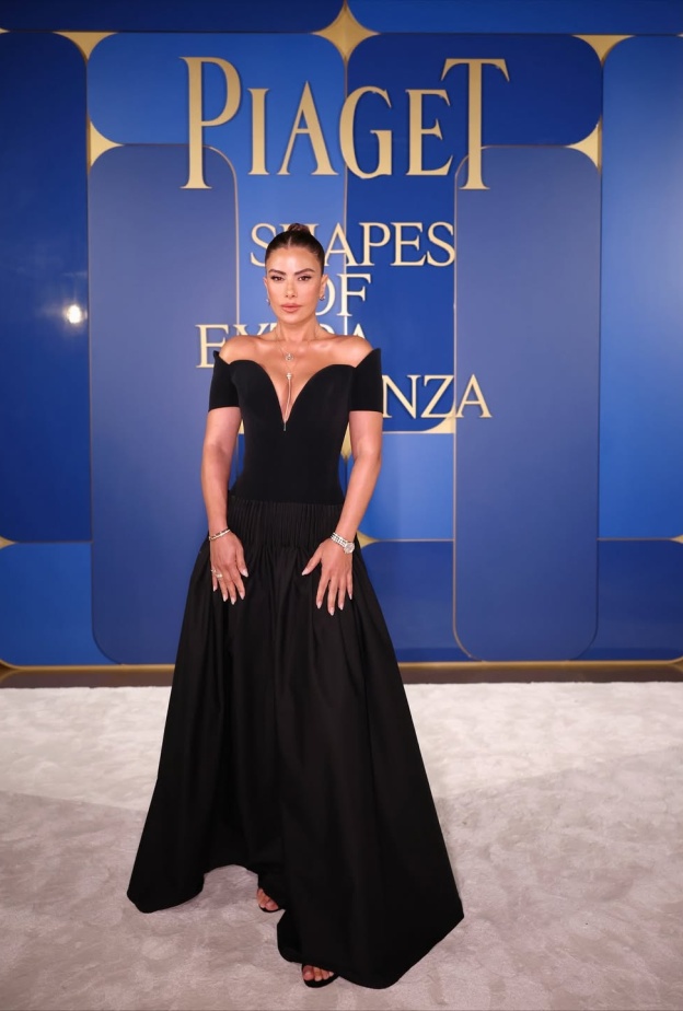 صبا مبارك بصيحة الفستان الأسود بقصة الأوف شولدر