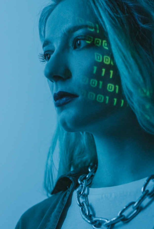 أنتِ بوصّلة التوازن بين هويتكِ التقليدية والرقمية.. كيف ذلك؟