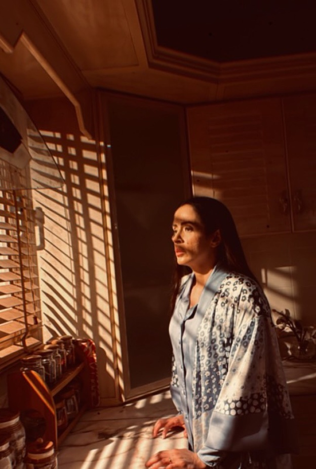 عائشة كاي تكسب تعاطف الجمهور بدور الأم