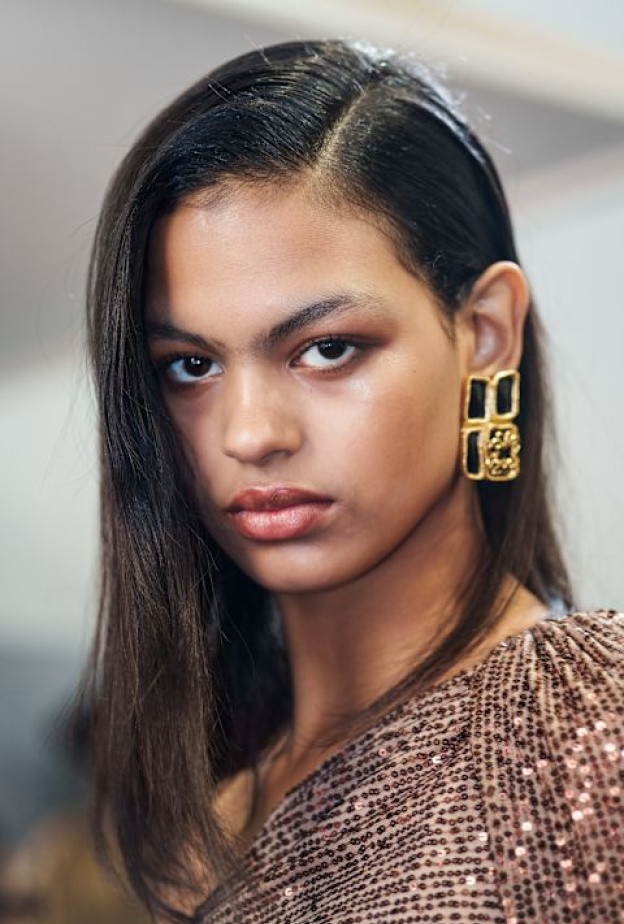 عارضة دار Elie Saab