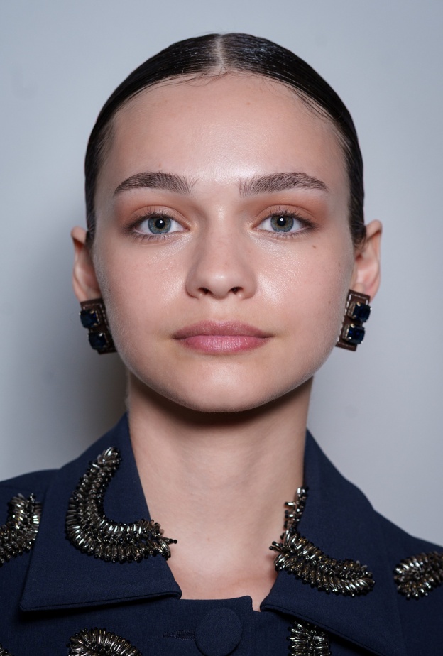 بودرة تفتيح العيون سر ثبات مكياجك في الخريف