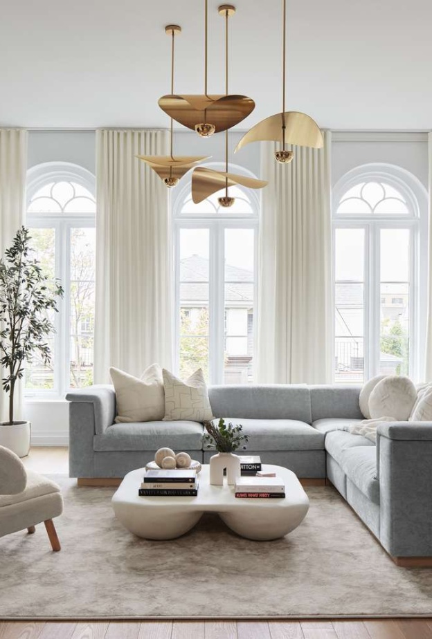 يتميز الأسلوب الحديث بالخطوط النظيفة، المساحات الوظيفية ذات المخطط المفتوح، لوحات الألوان المحايدة، والمواد الطبيعية