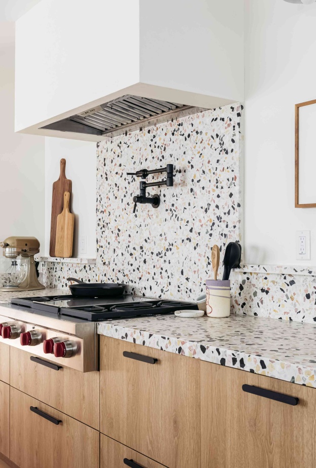 يضفي البلاط لأسطح العمل طابعًا شخصيًا ومميزًا على المطبخ