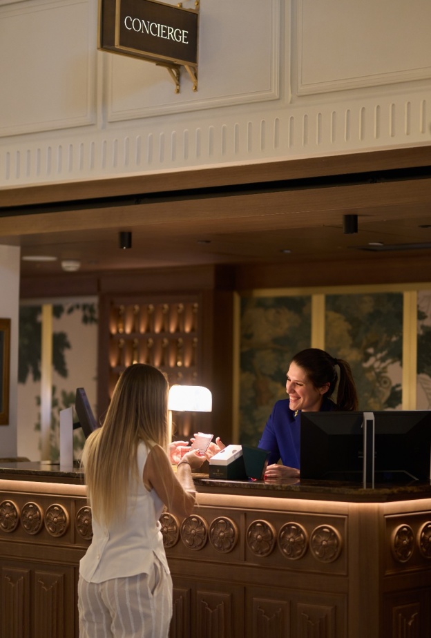 في فندق "ذا بالاس مدريد" (The Palace Hotel, Madrid) صُممت كل التفاصيل لتقدم إقامة لا تُنسى. وبهذه الروح نفسها، وُلد صندوق التجارب (The Experience Box) وهو عرض فريد وشخصي تم إعداده حصريًا للنزلاء الأكثر تميزًا. ما هو صندوق التجارب؟ تم تطوير هذا المفهوم المبتكر بالتعاون مع Las Rozas Village وهو يمزج بين فخامة التسوق والراحة**، وفن الطهي، والخدمة المصممة خصيصًا التي تميز فندق ذا بالاس. إنه أكثر من مجرد رحلة تسوق، بل هو دعوة للاستمتاع بيوم مُنسَّق بعناية، حيث يتضافر الأسلوب الرفيع والرفاهية لخلق ذكريات تدوم. يو