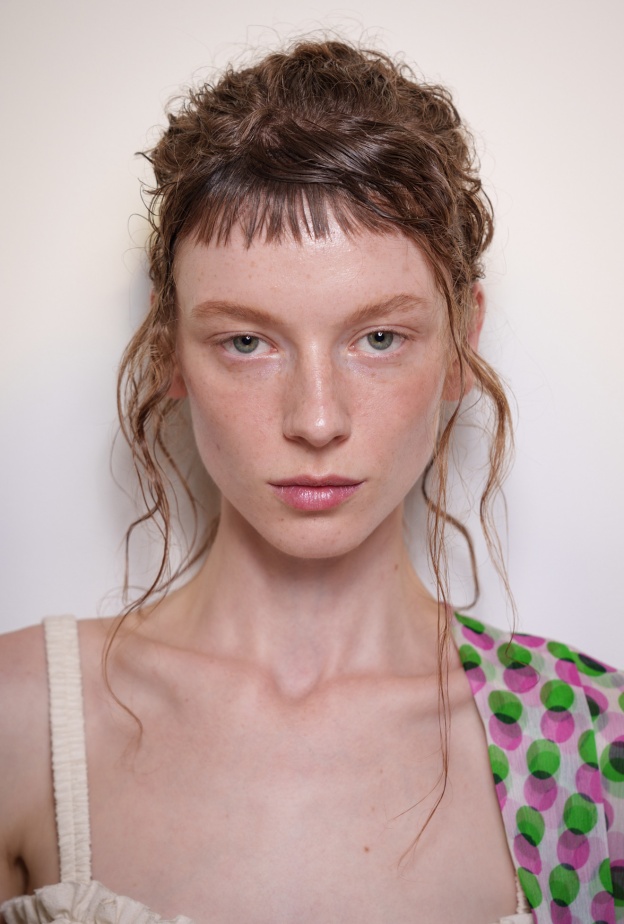 الغرة الأمامية القصيرة مع التسريحات العفوية من دار Dries Van Noten