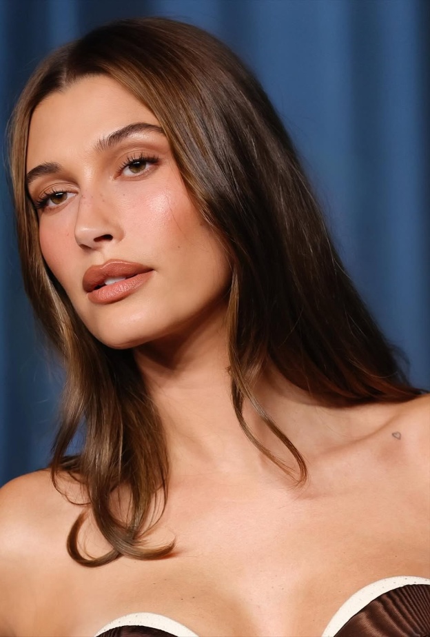 رسمات المكياج البني الشوكولا الفاتح بأسلوب  Hailey Bieber