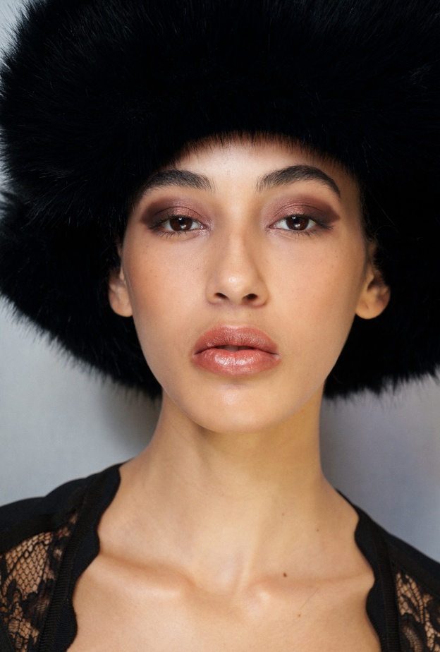 صيحة المكياج البرونزي والبراق في عرض Elie Saab