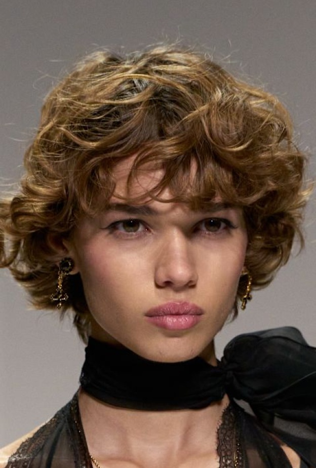 عارضة دار Dolce Gabbana من أسبوع الموضة الباريسي 2025