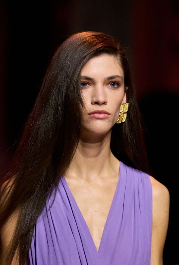 عارضة دار Elie Saab