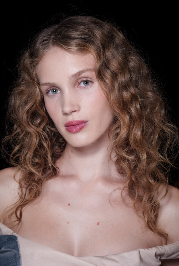 مستحضرات مكياج وردي للتعبير عن التضامن مع محاربات سرطان الثدي في شهر اكتوبر