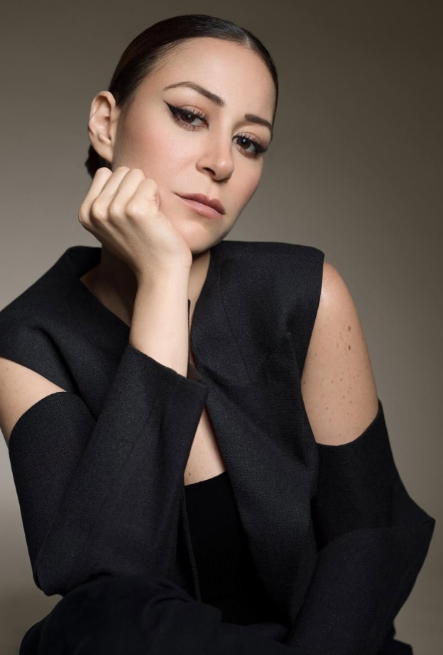 إطلالات ملهمة من العروس منة شلبي في المكياج والشعر للمرأة العصرية