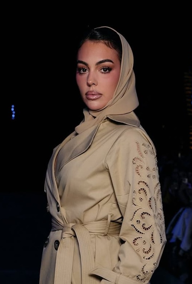 إطلالات جمالية ملهمة من اليوم الثاني والثالث لأسبوع الموضة في الرياض 2025 بينهن جورجينا رودريغز