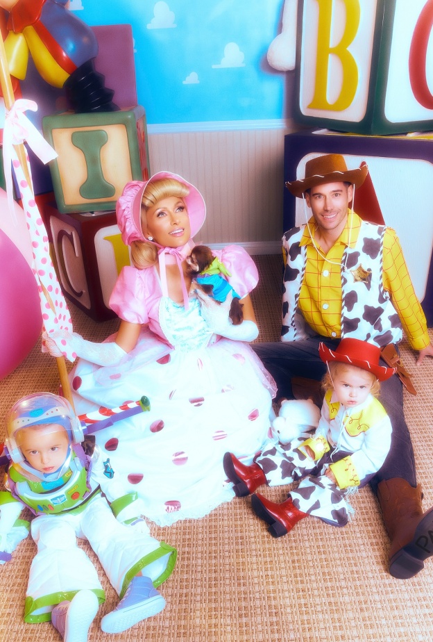 باريس هيلتون بجلسات تصوير عائلية مبتكرة