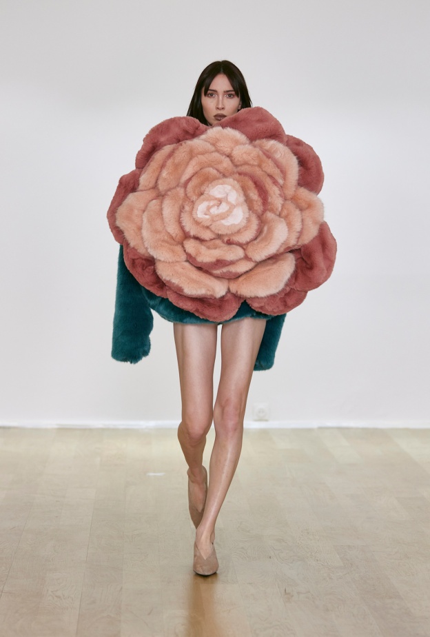 أفكار أزياء تنكرية للهالووين من مجموعات خريف 2025