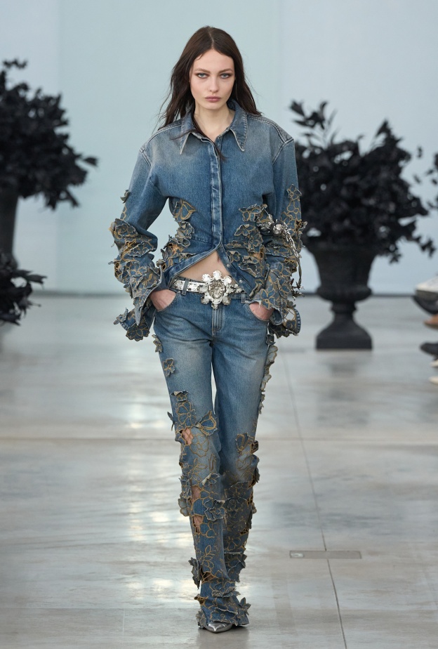 طقم جينز عصري من تصميمBlumarine
