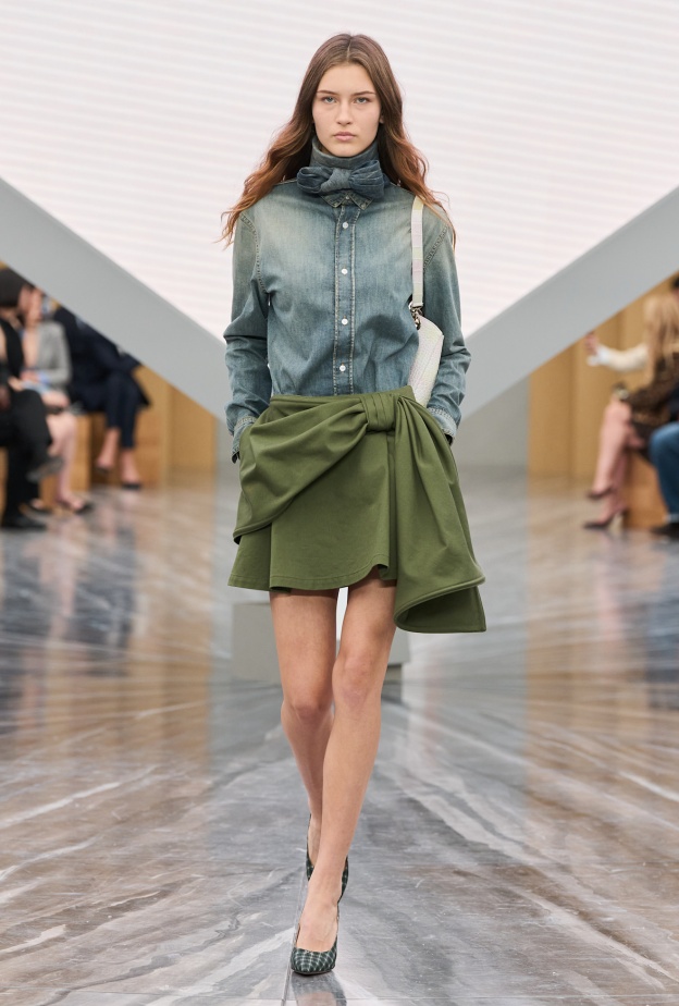 إطلالات بطابع الستينات من Christian Dior