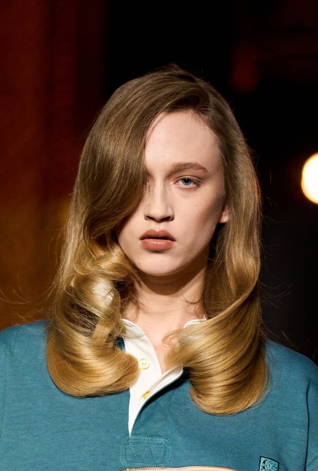 تسريحات تتناسب مع الشعر الطويل إطلالة راقية وجذابة