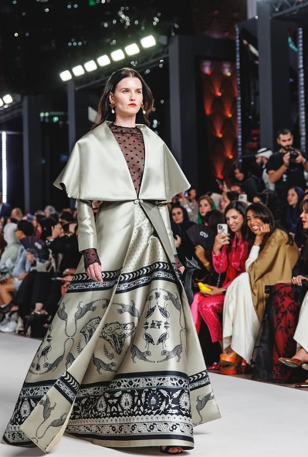 إطلالات مختارة من "هي" لتتألقي في أسبوع الموضة في الرياض 2025