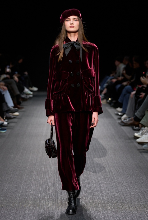 من مجموعة الأزياء الجاهزة امبوريو أرماني لخريف وشتاء 2025