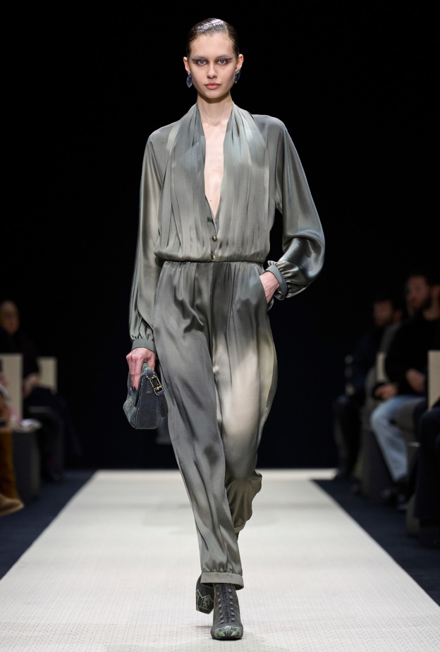 إطلالة بأسلوب المونوكروم باللّون الرمادي من Giorgio Armani