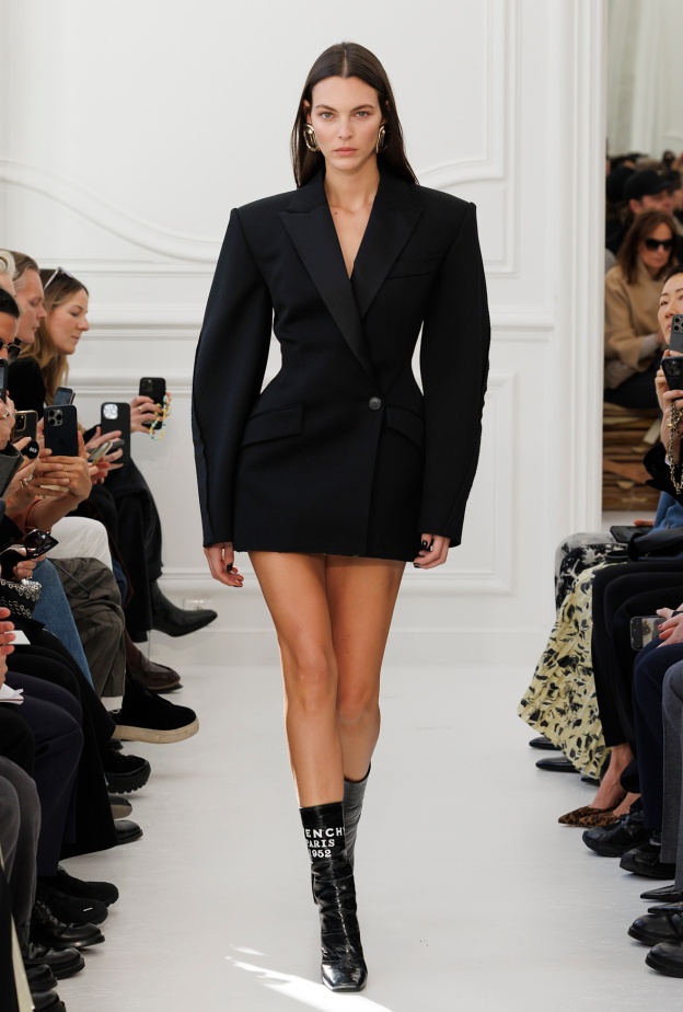 من مجموعة الأزياء الجاهزة Givenchy لخريف وشتاء 2025