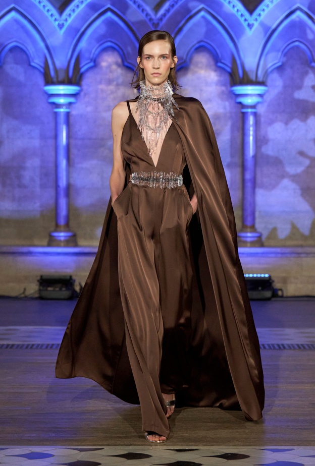 الجمبسوت البني يتصدّر من جديد اطلالات الخريف