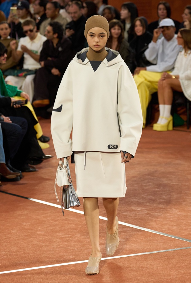 هودي باللون البيج من Lacoste