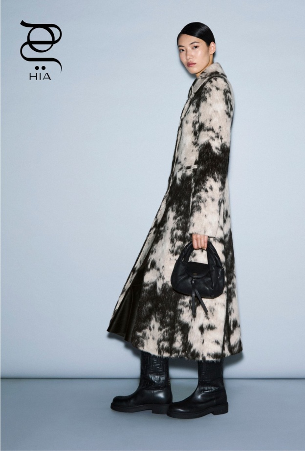 معطف صوفي باللونين الأسود والأبيض،  حقيبة “ميني سباي" Mini Spy باللون الأسود، وحذاء “فيلو” Filo، جميعها من “فندي" Fendi