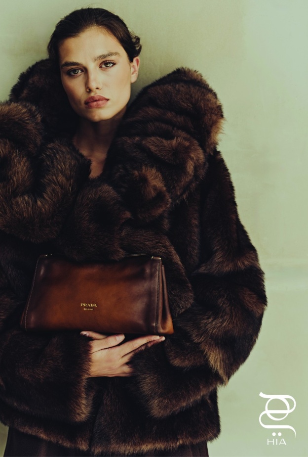 سترة صوفية "شيرلينغ" shearling، وحقيبة "تمولت" Tumulte، جميعها من "برادا" Prada