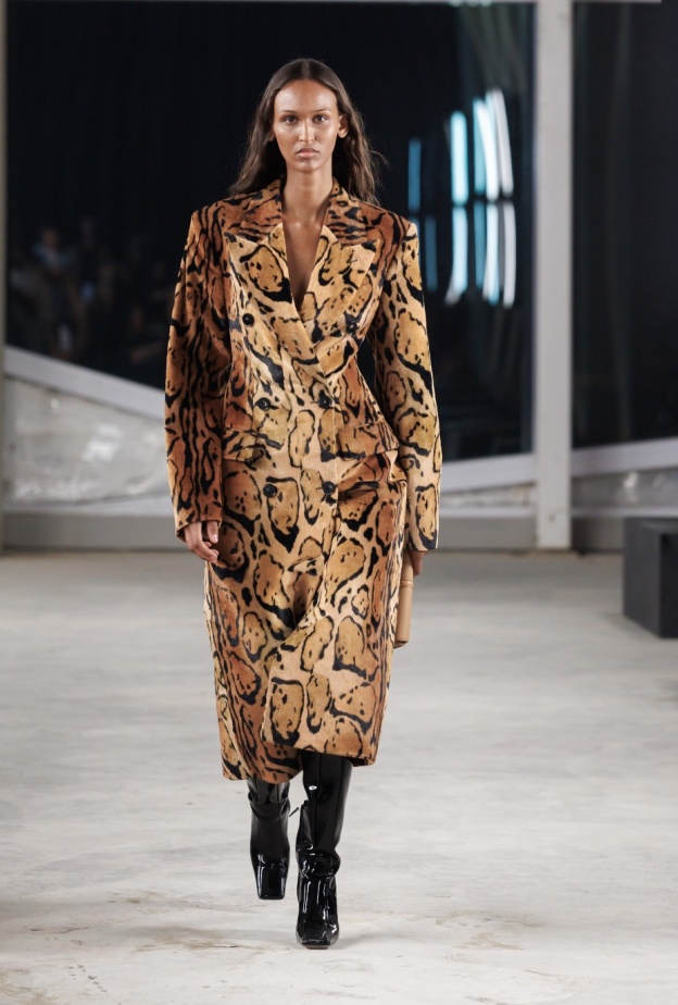 الترف الواعي: Stella McCartney تختتم أسبوع الأزياء في الرياض 2025