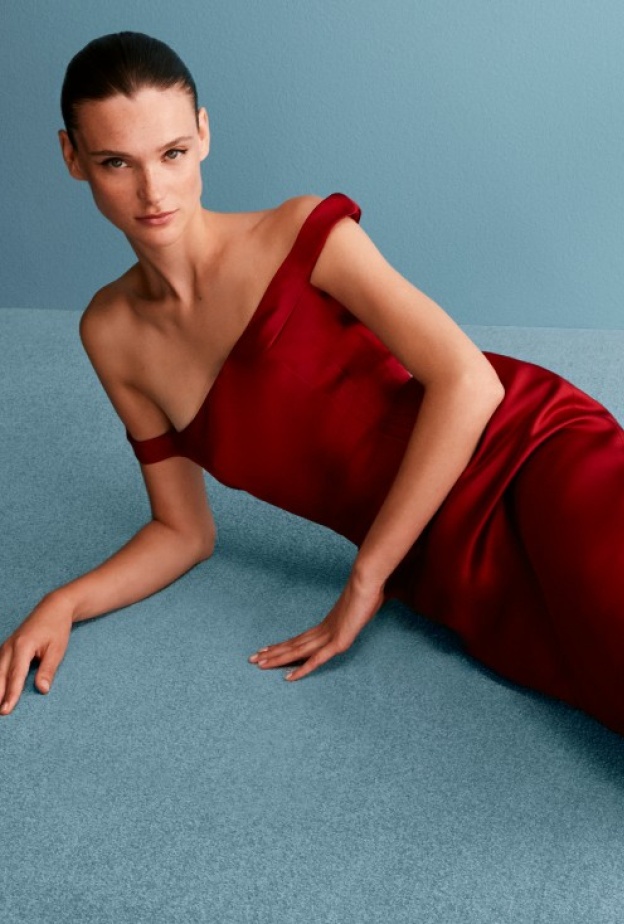 في خطوة تليق بموسم الأعياد، تعاونت منصة Mytheresa الرقمية الفاخرة متعددة العلامات التجارية مع دار "روجيه فيفييه" Roger Vivier الفرنسية الأيقونية، لتقديم مجموعة حصرية من الإكسسوارات الفاخرة، باتت متوفرة عالميًا على موقع mytheresa.com ابتداءً من 28 أكتوبر 2025. تُكمل هذه المجموعة الحصرية، التي صممها "جيراردو فيلوني" Gherardo Felloni، المدير الإبداعي لروجيه فيفييه، أي إطلالة احتفالية بامتياز، حيث تتميز بإبداعات مستوحاة من برعم الوردة المزخرف وحذاء Talon Épine المنحوت من فيفييه - وهو حذاء بكعب عالٍ مدبب. تظهر ث