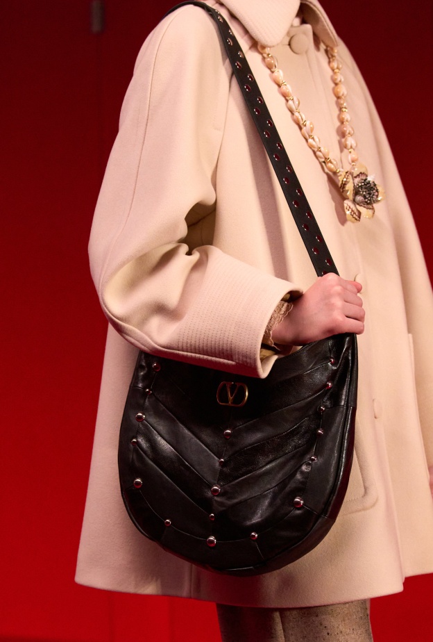 أبرز حقائب خريف وشتاء 2025-2026 من Valentino