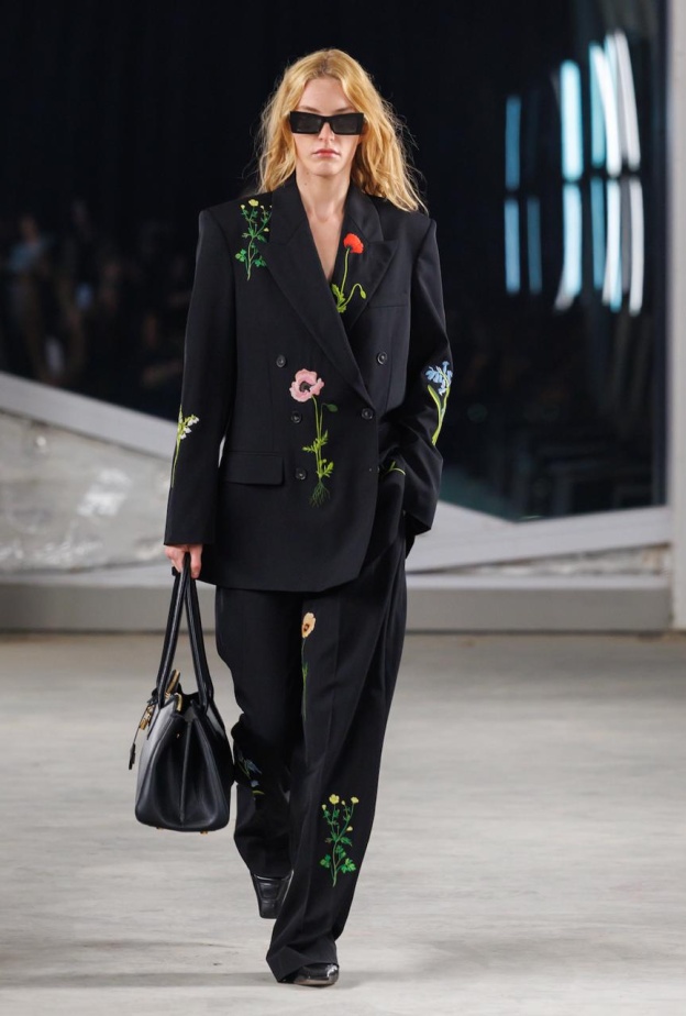 ستيلا مكارتني Stella McCartney تختتم أسبوع الأزياء في الرياض 2025