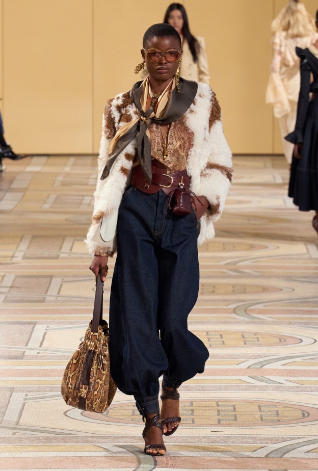 أكسسوارات شتاء 2025-2026 وإطلالة مميّزة من Zimmermann