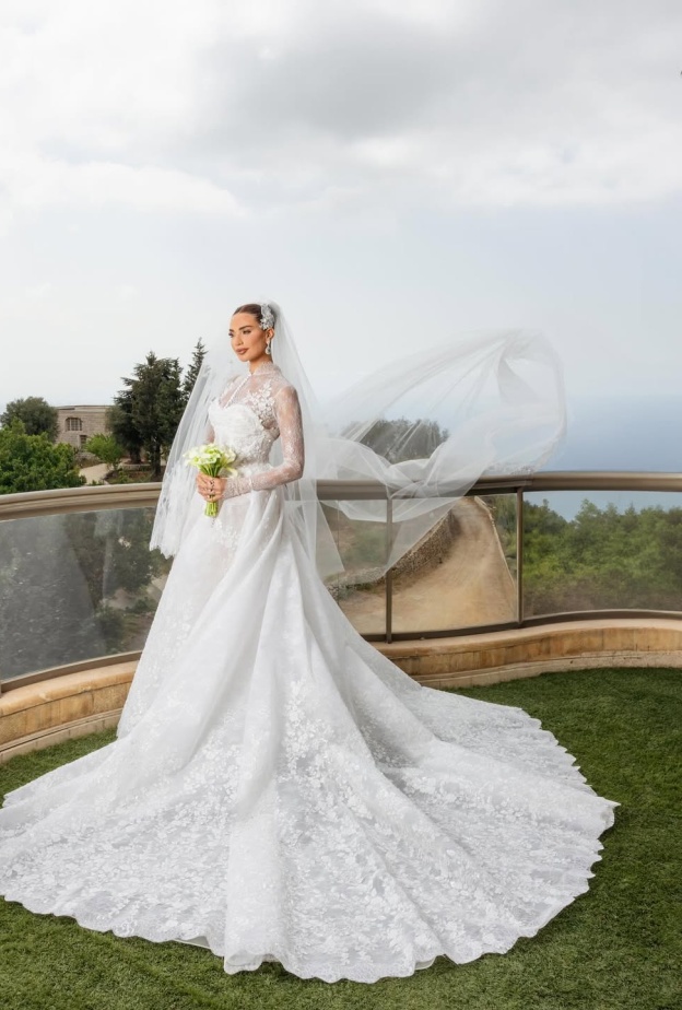 إطلالة داليدا خليل في حفل زفافها