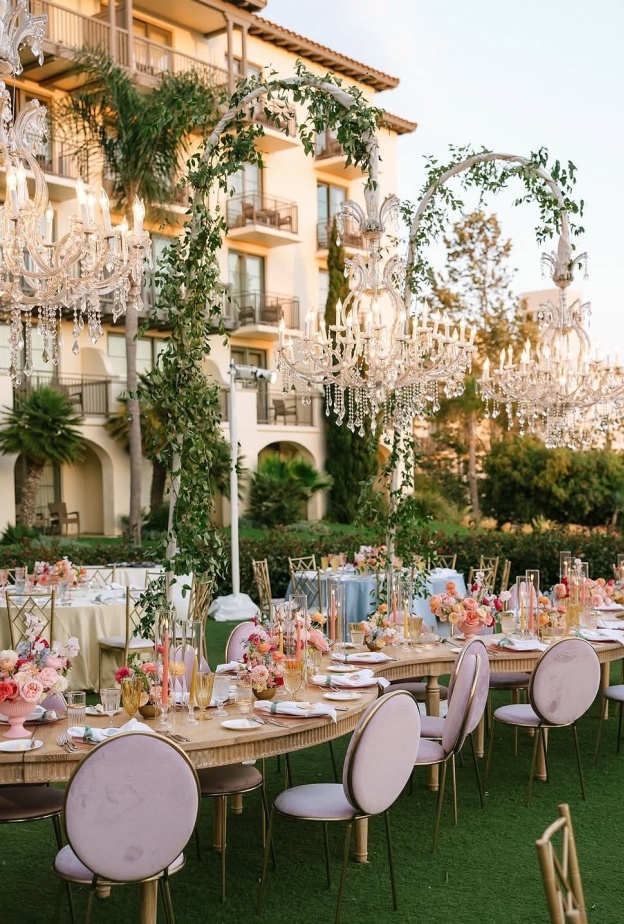 زينة ثريات كريستال فاخرة- الصورة من صفحة Grace Ormonde Wedding Style  على انستغرام