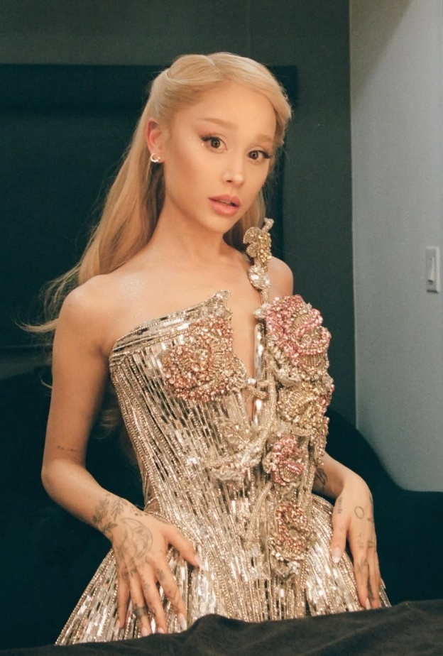 أريانا غراندي أعلنت عن استخدامها تقنية شد الوجه بالخيوط الذهبية