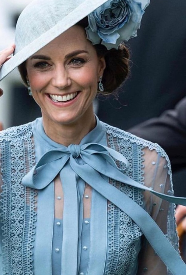 مجوهرات ملكية مرصّعة بالسترين والتوباز