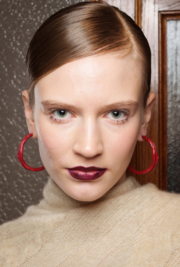 حان الوقت لتطبيق ألوان الشفاه الشتوية بإطلالات إبداعية