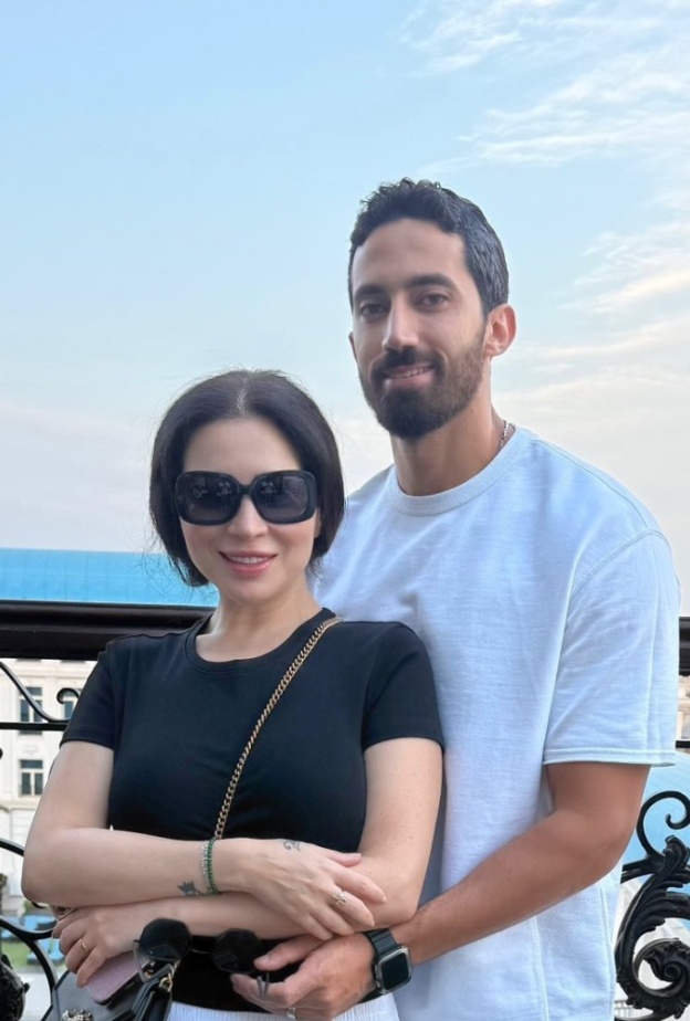 أول ظهور رسمي لمي عز الدين مع زوجها