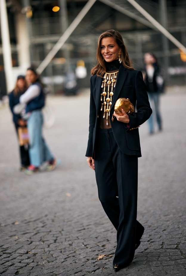 إطلالة أنيقة بتنسيق ملفت 