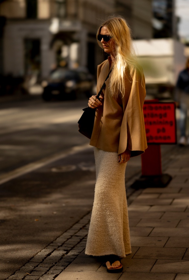 إطلالة أنيقة بتنورة صوفية طويلة