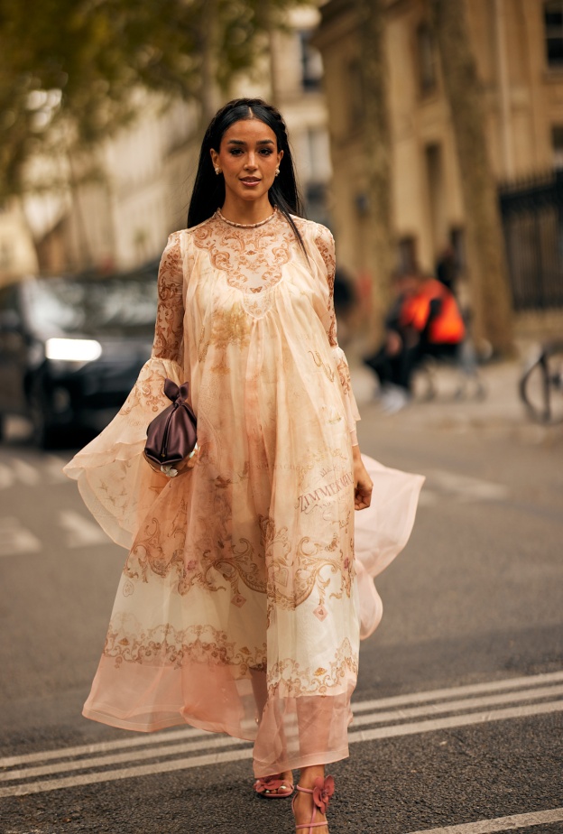 إطلالة أنيقة من شوارع باريس