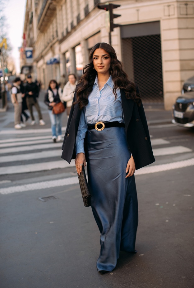 إطلالة شتوية أنيقة بحزام محدد الخصر من شوارع باريس