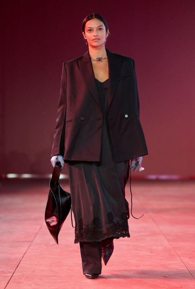 إطلالة مناسبة لصاحبات القوام الممتلئ من HeM 180