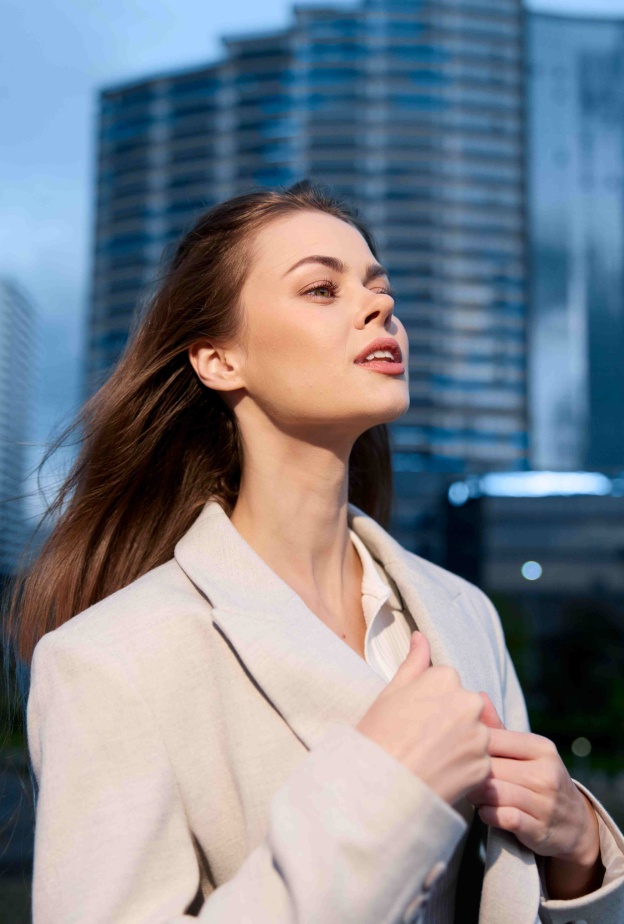 اعرفي حيل لغة الجسد التي تجعل حضورك أقوى بين الجميع