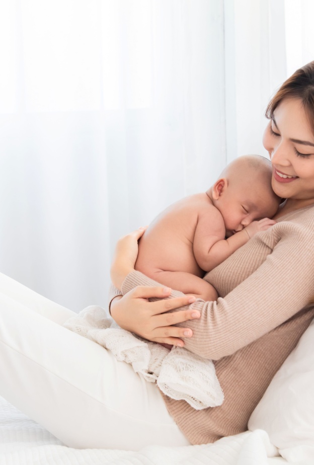 اعرفي كيف تدللين نفسك مع مسؤوليات الأمومة بعد الولادة